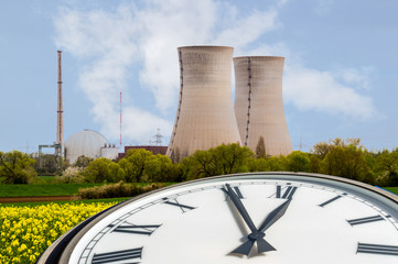 Atomkraftwerk Uhr 5vor12