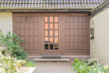Fototapeta na wymiar Große Haustür mit braunem Holz