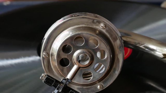 zooming sur un gramophone en macro, en fonctionement