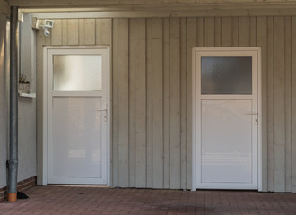 Weiße Haustüren in einem Carport