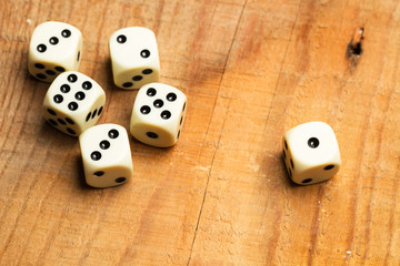 Dados blancos sobre mesa de madera rústica. Vista superior