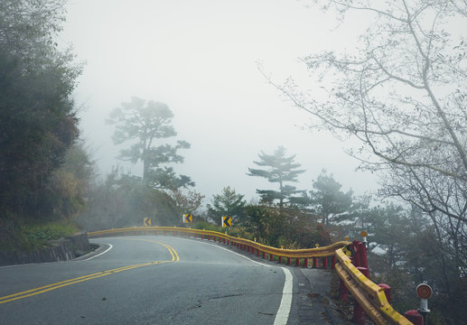 Fototapeta Mountain road in Taiwan on a foggy day