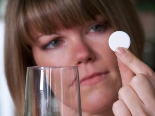 Junge Frau mit Schmerztablette