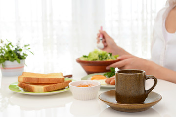朝食を食べる女性