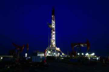 Fototapeta na wymiar Oil drilling rig in the evening