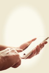 Frau hält Handy in der linken Hand und tippt mit dem rechten Zeigefinger
