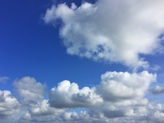 Fototapeta na wymiar Cumuluswolken am blauen Himmel