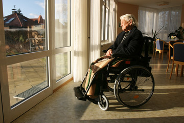 Rentnerin in einem Pflegeheim  - obrazy, fototapety, plakaty