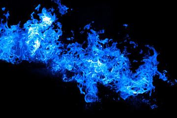 Fuoco fiamme blu isolato su sfondo nero