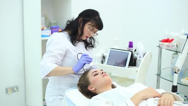 A study of the disease of the hair and skin using a trichoscope.