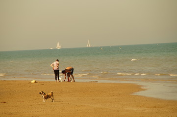 Am Strand von Rimini in der Vorsaison / Italien