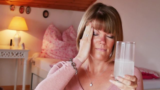Junge Frau mit Kopfschmerzen/Migr&auml;ne