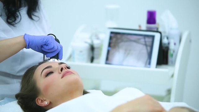 A study of the disease of the hair and skin using a trichoscope.