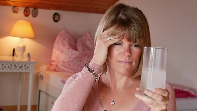 Junge Frau mit Kopfschmerzen