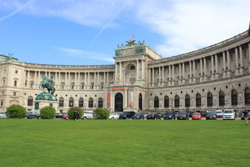 Fototapeta na wymiar Wien: Blick über den Heldenplatz mit Hofburg, Nationalbibliothek und Denkmal für Prinz Eugen