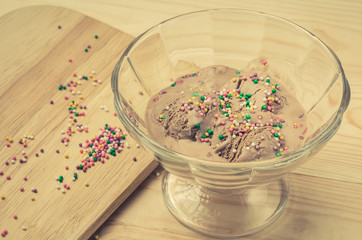 preparation of chocolate ice cream/cooking of chocolate ice cream with cinnamon