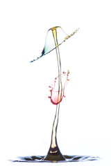 bunte fallende Wassertropfen weißer Hintergrund