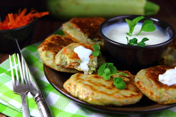 блинчики из кабачков,моркови с зеленью и сметаной