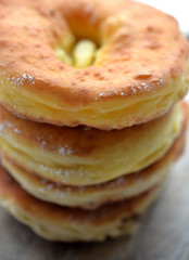 frisch gebackene Ausgezogene Küchle Krapfen