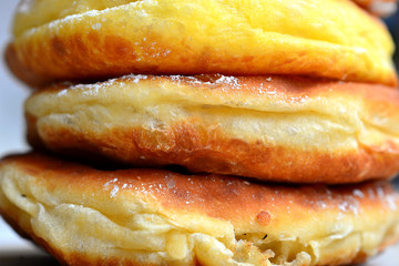 frisch gebackene Ausgezogene Küchle Krapfen