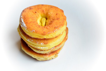 frisch gebackene Ausgezogene Küchle Krapfen