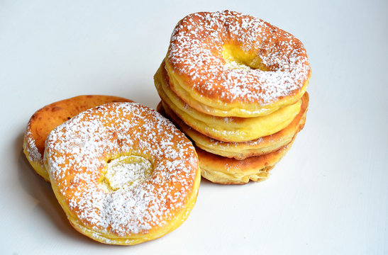 frisch gebackene Ausgezogene K&uuml;chle Krapfen