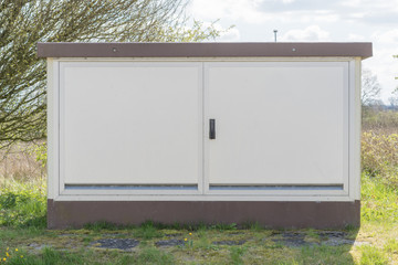 Lagerhalle mit Fassade in einem Gewerbegebiet