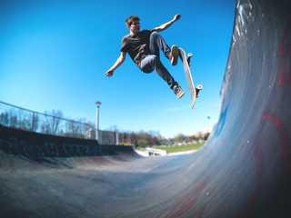 Skateboarder doing ollie on ramp - obrazy, fototapety, plakaty