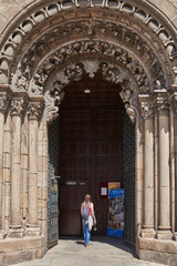 Mujer joven en la puerta principal de la Catedral de Ourense