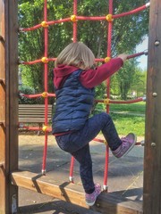 arrampicarsi al parco giochi