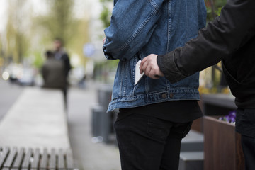Dieb stiehlt smartphone aus einer Tasche