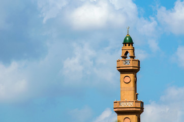 Fototapeta na wymiar islamic mosque with blue sky and cloud
