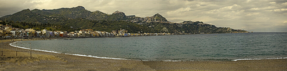foto panoramica della spiaggia di Giardini Naxos - obrazy, fototapety, plakaty