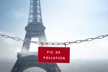 tour eiffel paris air pollution polluer respirer particule ville urbanisme gaz environnement nuage brume saturation capitale france