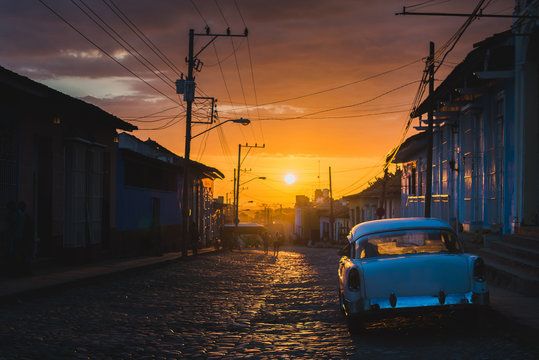Atardecer con carro viejo en Trinidad, Cuba