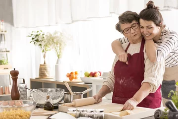 Crédence de cuisine en verre imprimé Cuisinier Young woman hugging her grandma