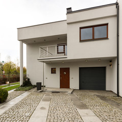 Modern detached house with cobbled driveway - obrazy, fototapety, plakaty