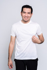 Obraz premium Handsome bearded man in a blank white t-shirt on white background.