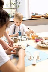 Warsztaty ceramiczne dla dzieci. Dzieci lepią z gliny w pracowni ceramiki artystycznej