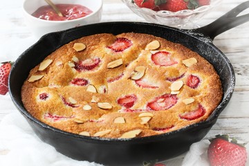 Skillet strawberry cake  / Summer desserts