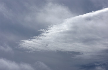 雲と空「空想・白い雲のモンスター（小さい２つの目がある）