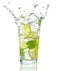 Photo sur Plexiglas Cocktail mojito cocktail splashing isolated on white background