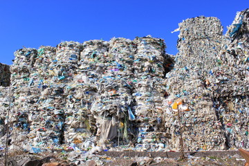 Recycling: Kunststoff und Verpackungen werden auf einer Mülldeponie gesammelt