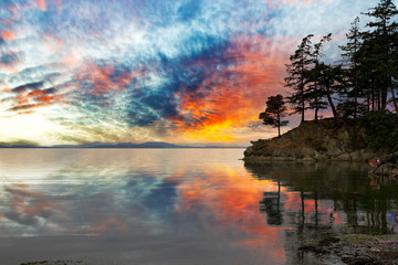 Obraz premium Wildcat Cove w stanie Waszyngton o zachodzie słońca