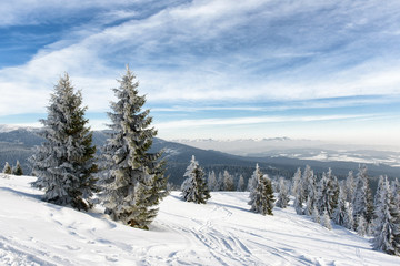 Piękna zima w polskich górach. Cisza, harmonia, spokój i piękny widok na górę Pilsko i Tatry.