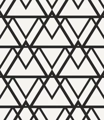 Deurstickers Bergen Moderne stijlvolle zwart-wit geometrische achtergrond in trendy geschetst hipster stijl. Herhalende textuur met onregelmatige structuur van driehoeken opgesteld in gestileerde bergketen. Vector naadloos patroon.