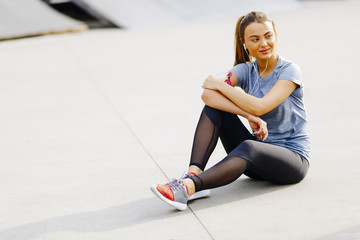 Naklejka premium Young woman having exercise outdoors