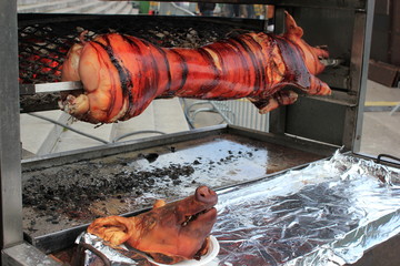 Spanferkel auf dem Griller (Holzkohlengrill)