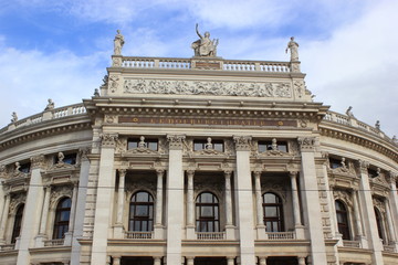 Fototapeta na wymiar Das berühmte Burgtheater in der Altstadt von Wien
