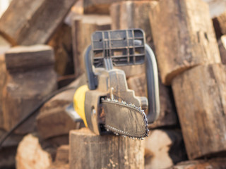 Circuit electric hand saw with a small depth of field.